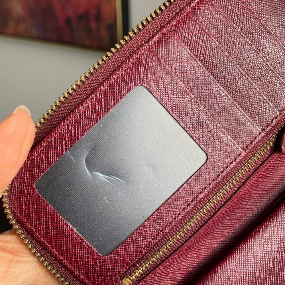 Vintage Roots Valencia wristlet wallet in red/burgundy saffiano-style leather - Picture 16 of 16